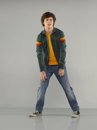 The Middle – (4. Staffel) - Axl (Charlie McDermott) kann faul, selbstsüchtig und gemein zu seinen Geschwistern sein, doch ganz tief innen drin schlummert auch in ihm ein guter Kern ...