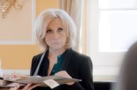 Echt witzig! – Maren Kroymann berichtet über das Sexleben der Macrons, hier Maren Kroymann als Brigitte Macron.