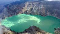 Im Land der Feuerberge – Der Kawah Ijen auf Java. Das Wasser seines Kratersees ist extrem säurehaltig.