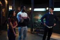 The Flash – (v.l.n.r.) Allegra Garcia (Kayla Compton); Chester P. Runk (Brandon McKnight); Barry Allen (Grant Gustin)