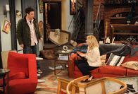 How I Met Your Mother – Ted (Josh Radnor, l.) ist entsetzt, als er nach Hause kommt und Jeanette (Abby Elliott, r.) die ganze Wohnung verwüstet hat - wegen einer E-Mail ...