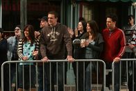How I Met Your Mother – Sind gespannt, wie es Barney beim New York City Marathon ergeht: Ted (Josh Radnor, r.), Marshall (Jason Segel, 2.v.l.), Lily (Alyson Hannigan, l.) und Robin (Cobie Smulders, 2.v.r.) ...