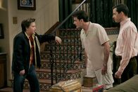 Two and a Half Men – (v.li.) Angus T. Jones (Jake), Charlie Sheen (Charlie), Jon Cryer (Alan).