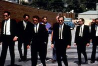 Reservoir Dogs – Elegant gekleidet machen sich die Gangster Mr. Blonde (Michael Madsen, l.), Mr. Brown (Quentin Tarantino, 2.v.l.), Mr. White (Harvey Keitel, 3.v.l.), Mr. Blue (Edward Bunker, r.), Mr. Orange (Tim Roth, 3.v.r.) und Mr. Pink (Steve Buscemi, 2.v.r) auf den Weg zum nächsten großen Coup: einem Diamantendiebstahl. Begleitet werden sie von ihrem Boss Joe Cabot (Lawrence Tierney, 4.v.r.) und Nice Guy Eddie (Chris Penn, 4.v.l.).