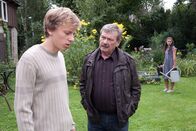 Polizeiruf 110 – Schneider (Wolfgang Winkler, rechts) befragt Lennart (Philipp Kubitza) zu Anka und dem Vorfall auf dem Video.