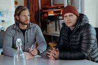 Die Bergretter – Als gelernter Bergführer bietet Jan Fugain (Arne Löber, r.) seinem Bruder Markus Kofler (Sebastian Ströbel, l.) seine Unterstützung an.