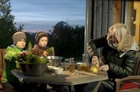 Zu Tisch ... – Jonte Hönschemeyer und Theiß Bauschke machen mit Susanne Bruns Grünkohl-Chips.