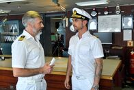 Das Traumschiff – Der neue Kapitän Max Parger (Florian Silbereisen, r.) muss Staff-Kapitän Martin Grimm (Daniel Morgenroth, l.) erst einmal von sich überzeugen.