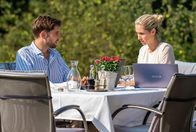 Sturm der Liebe – Larissa (Vivien Wulf, r.) ist unzufrieden, weil Henry (Elias Reichert, l.) beim Date nicht vom Geschäftlichen abweicht.