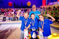 1, 2 oder 3 – Das blaue Team aus Darmstadt/Deutschland freut sich über den Pokal.
