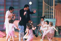 Kuck' mal, wer da spricht 2 – James ( John Travolta) sorgt für Saturday Night Fever im Kindergarten.