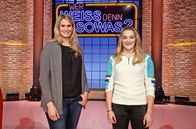 Wer weiß denn sowas? – Als Kandidatinnen zu Gast bei "Wer weiß denn sowas?": Die Rennrodlerin und Olympiasiegerin Natalie Geisenberger (l.) und die Skeletonpilotin und Olympiasiegerin, Hannah Neise (r.).