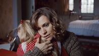 neoriginal: Tabula Rasa – Nach der Erkenntnis, dass ihre Tochter Romy (Cécile Enthoven) tot ist, klammert sich Mie (Veerle Baetens) an die Erinnerungen mit ihr.