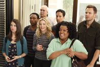 Community – Als eine Bande arroganter Deutscher den Lernraum von Annie (Alison Brie, l.), Troy (Donald Glover , 2.v.l.), Britta (Gillian , 3.v.l.), Shirley (Yvette Nicole Brown, 2.v.r.), Jeff Winger (Joel McHale, r.), Pierce (Chevy Chase, l. hinten) und Abed (Danny Pudi, r. hinten) besetzen, muss ein Schlachtplan her, und zwar schnell ...