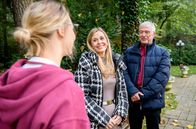 Sturm der Liebe – Josie (Lena Conzendorf, l.) ist es peinlich, dass Yvonne (Tanja Lanäus, M.) sofort anfängt, mit André (Joachim Lätsch, r.) zu flirten. Josies Mutter Yvonne Klee, gespielt von Tanja Lanäus, kommt an den „Fürstenhof“, um ihre Tochter Josie zu überraschen. Doch das ist nicht der einzige Grund ihrer Anreise …