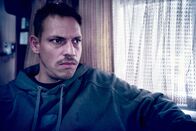 neoriginal: Love Sucks – Misstrauisch beäugt Branko (Dennis Scheuermann) den Fremden, der im Wohnmobil seiner Schwester Zelda aufgetaucht ist.