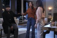The Flash – (v.l.n.r.) Joe West (Jesse L. Martin); Iris West-Allen (Candice Patton); Sue Dearbon (Natalie Dreyfuss)