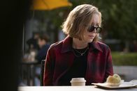 Hacks – Ava (Hannah Einbinder) ist unglücklich: Für ihre berufliche Zusammenarbeit mit der Comedy-Legende Deborah Vance hat sie endgültig ihre romantische Beziehung mit ihrer Freundin verloren.
