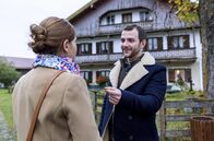 Sturm der Liebe – Melli (Bojana Golenac, l.) trifft zufällig auf Wanja (Eugen Knecht, r.), der sofort von ihr bezaubert ist.