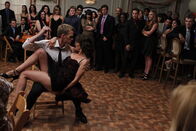 How I Met Your Mother – Rückblende an Punchys Hochzeit: Robin (Cobie Smulders, vorne r..) und Barney (Neil Patrick Harris, vorne l.) ...