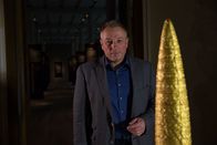Zeitreise – Archäologen fanden riesige Goldhüte, anhand derer es Weisen wahrscheinlich gelang, den Lauf der Jahreszeiten zu bestimmen und Sonnenfinsternisse vorauszusagen. Prof. Matthias Wemhoff im Neuen Museum in Berlin mit dem Exponat eines Goldhutes.