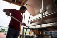 Winzerlegenden – Traubenverarbeitung im Weingut Dorli Muhr