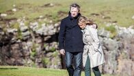 Mord auf Shetland – Detective Inspector Jimmy Perez (Douglas Henshall) und Tessa Warren (Julie Hale) sind wegen eines Sturms auf der kleinen Insel Fair Isle festgesetzt.
