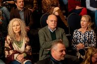 Nestwochen – Roberts Mutter Brigitte Wegmann (Hedi Kriegeskotte, l.) und Julias Eltern Dr. Jürgen Weber (Jochen Kolenda, M.) und Dr. Angelika Weber (Therese Hämer, r.) sind aus unterschiedlichen Gründen völlig entgeistert über die Theateraufführung ihrer Enkel.