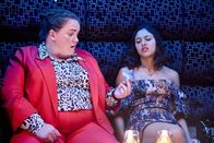 The Outlaws – Diane Pemberly (Jessica Gunning, l.); Rani Rekowski (Rhianne Barreto, r.)