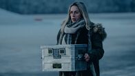 Arctic Circle - Der unsichtbare Tod – Nina Kautsalo (Iina Kuustonen) wartet darauf, Dr. Thomas Lorenz die entscheidenden Blutproben zur endgültigen Vernichtung des Jemen-Virus übergeben zu können.