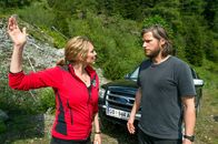 Die Bergretter – Katharina (Luise Bähr, l.) macht Markus (Sebastian Ströbel, r.) Vorwürfe, weil er ihr verschwiegen hat, dass Tobias’ Rucksack in der Gerölllawine gefunden wurde und er wahrscheinlich tot ist.