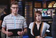 Navy CIS: L.A. – Haben schlechte Nachrichten für das Team: Nell (Renée Felice Smith, r.) und Eric (Barrett Foa, l.) ...