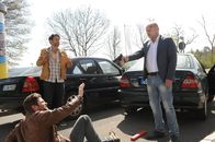 SOKO Stuttgart – Ein harmloser Blechschaden eskaliert. Gunther Rinn (Oliver Stokowski, r.) hat die Gelegenheit genutzt, Jo Stoll (Peter Ketnath, l.) niederzuschlagen, und ihm seine Dienstwaffe zu entwenden. Der Unfallgegner (Falk-Willy Wild, M.) weiß nicht, wie ihm geschieht.