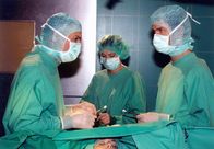 In aller Freundschaft – Prof. Reutter (Hans Peter Hallwachs, links) operiert unter der Assistenz von Dr. Kreutzer (Holger Daemgen) vorbildlich. Doch dann fällt die Patientin überraschend ins Koma und der geschockte Mediziner in eine Sinnkrise...