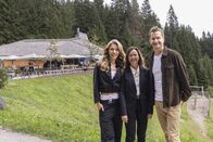 2 in Tirol - Heimat neu entdecken – v.li.: Victoria Swarovski, ORF Tirol-Landesdirektorin Esther Mitterstieler, Oliver Polzer.