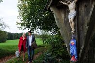 Sturm der Liebe – Isabelle (Lena Amende, l.); Peter (Daniel Fünffrock, r.)