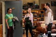 The Big Bang Theory – Während sich Penny (Kaley Cuoco, M.) über die schrecklichen Arbeitsbedingungen für den schrecklichen Film beklagt, den sie dreht, versucht Sheldon (Jim Parsons, r.) immer noch herauszufinden, welches Forschungsgebiet er als nächstes angehen soll. Als Leonard (Johnny Galecki, l.) vom Gejammer der beiden genervt ist, schlägt er vor, das alte Ritual des "Alles-ist-möglich-Donnerstags" wieder zu beleben ...