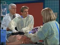 Diagnose: Mord – Mark (Dick Van Dyke, l.) und Jesse (Charlie Schlatter, M.) bemühen sich vergeblich, einen Patienten wiederzubeleben.