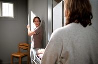 Sturm der Liebe – Ariane (Viola Wedekind, l.) wird im Gefängnis bedroht (mit Komparsin).