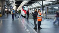 Mona mittendrin – Mona mittendrin Pulsierender HB Zürich – Rund um den grössten Bahnhof der Schweiz Mona Vetsch (r.) mit Lokführerin Engela Hegelbach (l.) am Hauptbahnhof Zürich 2026 Copyright: SRF