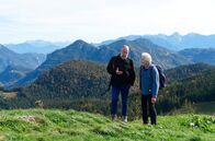 Gipfeltreffen (BR) – Werner Schmidbauer (rechts) trifft Martin Kälberer (links) auf dem Mitterberg bei Bad Feilnbach. Weiteres Bildmaterial finden Sie unter www.br-foto.de.