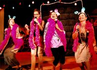 Poppitz – L-R: Mercedes Schalk (Sabina Riedel), Lena Schartl (Marie Bäumer), Grete Nowak (Eva Billisich), Frau Kübel (Maria Hofstätter).