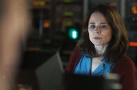 Das Seil – Agnès Mueller (Suzanne Clément) freut sich auf die bevorstehende Forschungsarbeit, die einen Durchbruch in der Erforschung des Universums verheißen könnte.