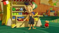 JoNaLu – Bananen gehören zum Obst, erklärt Kaufmann Jo seinem Freund Käfer Ludwig â€“ auch wenn die hier eine Spielzeugbanane aus Holz ist.