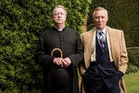 Father Brown – Father Brown (Mark Williams, l.) ist wieder einmal dabei, in einem Mordfall zu ermitteln. Dabei nimmt er den unterkühlten Dennis Nelson (Martin Kemp, r.) besonders genau unter die Lupe.