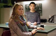 Rentnercops – ARD PROGRAMMDIREKTION, RENTNERCOPS, neue Vorabendserie (8 Folgen), Folge 4 "Das Würfelspiel"50 Uhr im Ersten. Kira (Maria Bendig, l.) kommt zum Verhör auf die Wache und trifft Hui Ko (Aaron Le). Sie ist sicher, dass die Jungs keine Drogen genommen haben.