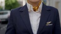 Das System Ryanair - Die Tricks des Billigfliegers – Flugbegleiterin und Flugbegleiter zu sein, gilt für viele als Traumjob. Crewmitglieder der Airline prangern jedoch unzumutbare Arbeitsbedingungen und ein knallhartes Management an.