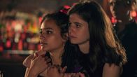 Conversations with Friends – Frances (Alison Oliver, r.) und Bobbi (Sasha Lane, l.) sind schon ewig Freundinnen. Gemeinsam gehen sie durch dick und dünn – und sie erleben die wildesten Dinge.