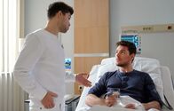 In aller Freundschaft – Kris Haas (Jascha Rust, li.) versucht der Amnesie des unbekannten Patienten (Constantin Lücke, re.) mit Fragen jeglicher Art auf die Sprünge zu helfen. Doch der Mann kann sich an rein gar nichts Persönliches erinnern.