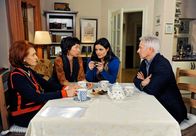 Rote Rosen – ARD ROTE ROSEN FOLGE 1222 Uhr im ERSTEN. Susann (Elisabeth Lanz, 2.v.r.) ist schockiert, dass ihr Vater ein Kriegsverbrecher sein könnte und berät sich mit Johanna (Brigitte Antonius, l.), Merle (Anja Franke, 2.v.l.) und Thomas (Gerry Hungbauer, r.), ob sie überhaupt weiter nach Pete suchen soll.